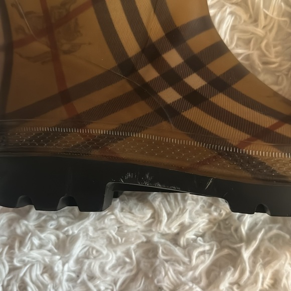 Burberry Rainboots Sz 38. In very good condition! Only worn a handful of times. - Picture 5 of 10